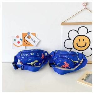 Dettaglio di due marsupi blu per bambini con stampe di dinosauri cartoon e scritte BAM
