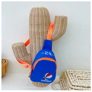 Détail du sac de poitrine bleu pour enfants avec sangle orange et motif basket