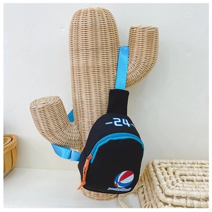 Détail du sac de poitrine en toile noire pour enfant avec sangle bleue et motif basket