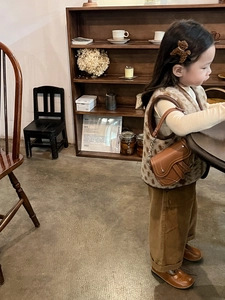 Détail du sac selle pour fille assorti à un gilet léopard et un pantalon velours