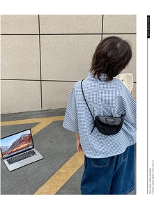 Détail du sac bandoulière enfant en toile noire avec lettrage Fashion imprimé
