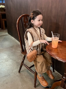 Gros plan du sac de selle pour enfants en cuir marron avec chaîne en métal et style automne