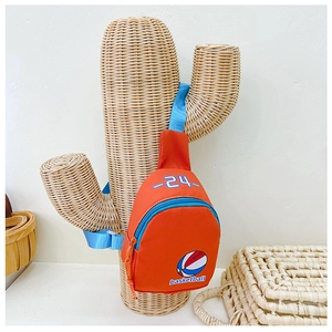 Détail du sac de poitrine orange pour enfants avec sangle bleue et motif basket