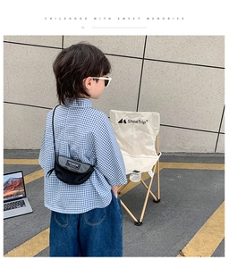 Détail du sac demi-lune en toile pour enfants avec rabat gris et étiquette lettrage FASHION