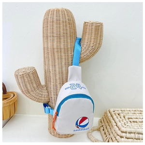 Détail du sac de poitrine enfant en nylon blanc avec numéro 24 bleu et motif basket