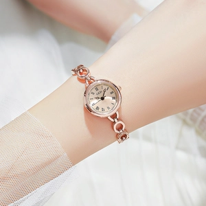Elegante orologio da donna in oro rosa con piccolo quadrante rotondo e cinturino a catena