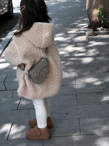 Vue extérieure d'un sac bandoulière selle pour fille taupe avec manteau d'hiver en polaire