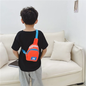 Kinder-Brusttasche in Orange mit M-Buchstaben-Print und blauem Riemen für die Reise