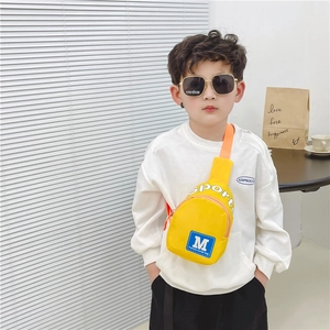 Gelbe Kinder Brusttasche mit M-Buchstaben-Druck und verstellbarem orangem Schultergurt
