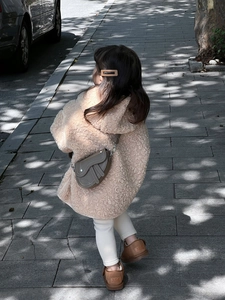 Gros plan d'un sac à main marron pour fille assorti à une tenue d'hiver en polaire