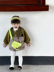 Gros plan d'un mini sac selle vert fluo avec chaîne métallique pour tenue de fille