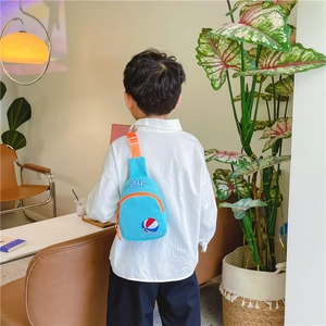 Sac de poitrine pour enfants motif basket en bleu ciel et orange contrasté