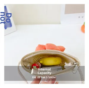 Détail de l'intérieur du mini sac tissé montrant la capacité pour petits accessoires