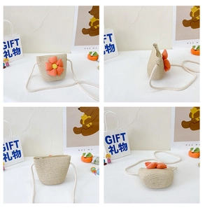 Vue détaillée sous quatre angles du mini sac en paille pour filles avec fleur orange