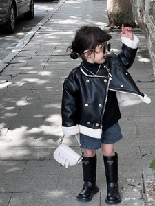 Détail du look street style avec un sac selle blanc et une veste en cuir noir pour filles
