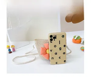 Détail d'un mini sac de plage en paille pour filles avec fleur 3D et style estival mignon