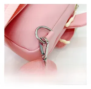 Détail du sac en toile rose pour fille montrant l'anneau en D et le crochet de la bandoulière