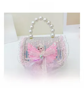 Détail du sac princesse en tweed avec applique Elsa, dentelle et poignée en perles