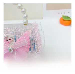 Détail du sac à main pour filles en tweed rose avec anse perlée et poupée princesse Elsa