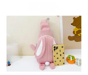 Vue détaillée du sac à bandoulière lapin rose pour filles avec oreilles et queue pompon