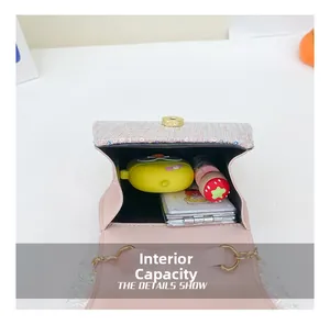 Vue macro de la mini sacoche en tweed montrant l'espace interne pour rouge à lèvres