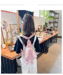 Détail du sac à bandoulière lapin rose avec oreilles 3D, imprimé Love et sangle réglable