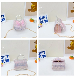 Détails d'un sac à main pour fille à paillettes avec poignée en perles et nœud rose
