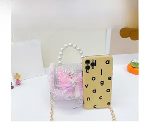 Détail du sac de princesse rose à paillettes avec poignée en perles et motif Elsa