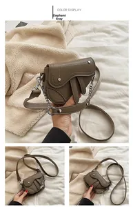 Vues détaillées du mini sac selle gris éléphant en cuir grainé avec chaîne argentée