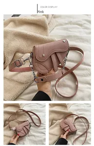 Détails du sac selle rose avec texture grainée et accessoires en métal argenté