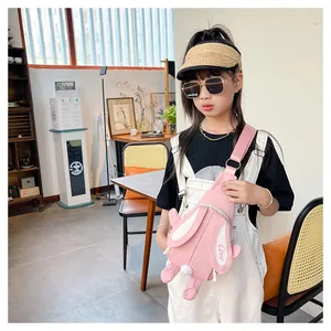 Détail du sac à bandoulière lapin rose en toile avec broderie Love pour filles