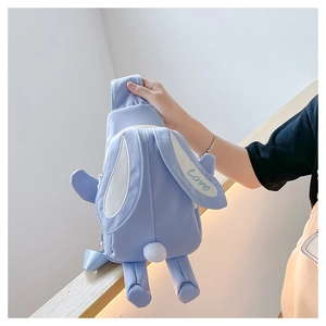 Détail du sac à bandoulière lapin bleu clair avec broderie love et queue en peluche