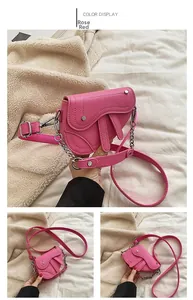 Vue détaillée du sac selle rose rouge avec texture litchi et chaîne en argent