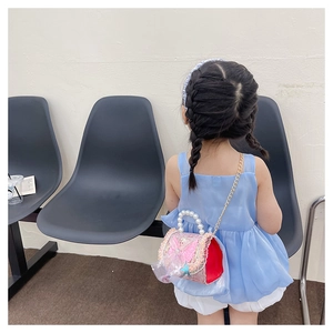 Détail du sac rose pour filles avec motifs Elsa et Anna, poignée perle et nœud en tulle