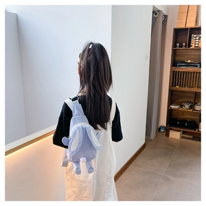 Détail du sac de poitrine lapin bleu clair pour filles avec oreilles souples et pompon
