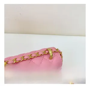 Détail du sac bandoulière rose matelassé avec chaîne dorée et boucle métallique
