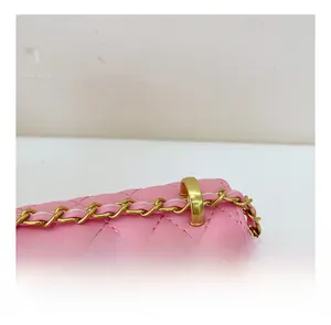 Vue détaillée du sac en cuir matelassé rose avec chaîne dorée et coutures précises