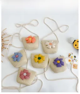 Détails à plat de sacs en paille pour enfants avec des fleurs en tissu colorées