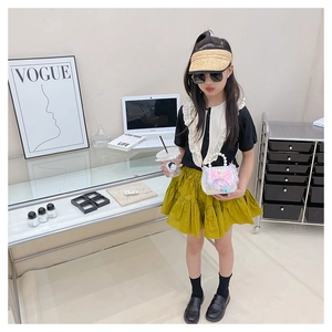 Sac à main princesse pour fille avec perles et nœud assorti à une tenue d'été stylée