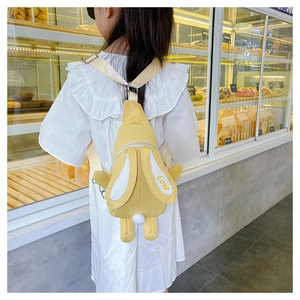 Détail du sac bandoulière lapin jaune pour enfants avec oreilles 3D et décor de queue