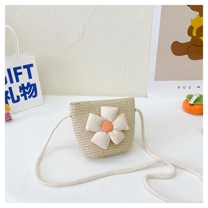 Détail du sac de plage en paille pour enfant avec fleurs 3D et bandoulière corde