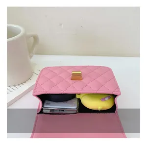 Détail du sac bandoulière matelassé rose montrant le rangement interne et le fermoir doré