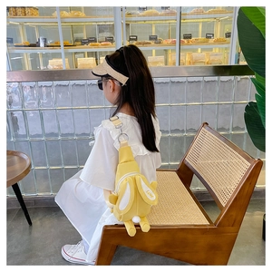 Détail du sac bandoulière lapin jaune pour fille avec oreilles 3D et broderie Love en toile