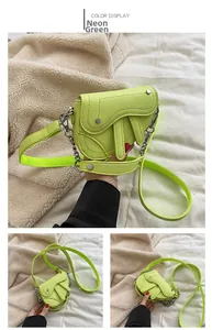 Détail du sac selle vert fluo avec cuir grainé litchi et deux bandoulières en chaîne