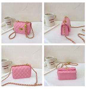 Détails du mini sac bandoulière rose matelassé avec chaîne dorée et réglage par bille dorée