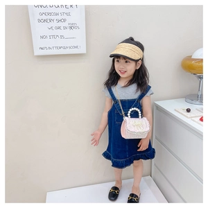 Détails du sac tissé rose et blanc avec poignée en perles et nœud pour filles