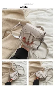 Détail du mini sac selle blanc pour filles en cuir grainé avec chaîne en argent