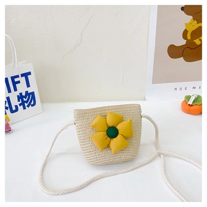 Détail du sac à bandoulière en paille pour enfants avec grande tournesol et corde en coton