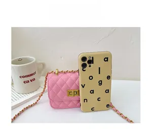 Détail d'un mini sac bandoulière matelassé rose comparé à la taille d'un smartphone