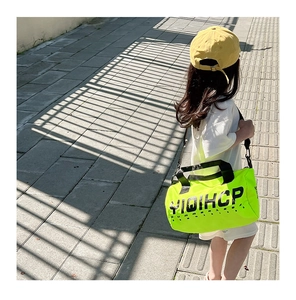 Vue détaillée du sac polochon pour enfants jaune fluo avec impression de lettres noires